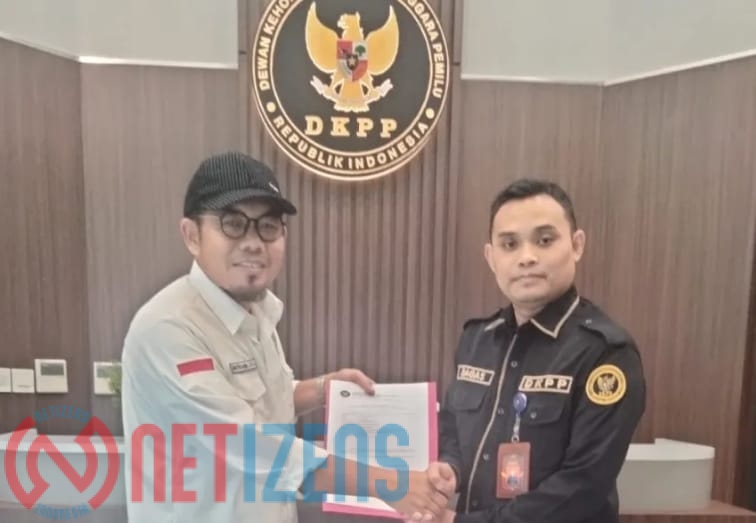 Anggota Tim Hukum Isran-Hadi ketika melaporkan Bawaslu Kaltim ke DKPP di Jakarta.(Ist)